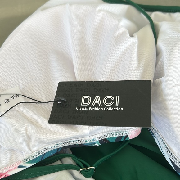 New Daci woman’s bathing  suit top - Picture 8 of 11